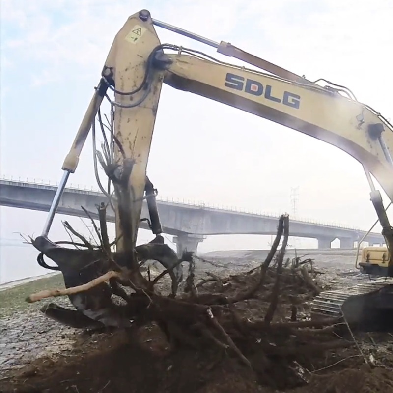 How to choose between excavator stump grinding and removing attachment?